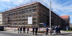 Blick auf die eingerüstete Polizeiinspektion am Frankendamm 21 © 2022 Staatliches Bau- und Liegenschaftsamt Greifswald
