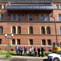 Gruppenbild vor der abgerüsteten Fassade - noch laufen letzte Arbeiten im Außenbereich © 2022 SBL Greifswald
