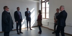 während des Gebäuderundganges - Besichtigung eines zukünftigen Büroraumes © 2022 SBL Greifswald