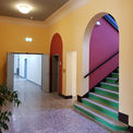 Blick in das Vestibül im Erdgeschoss mit Farbgestaltung entsprechend Farbkonzept © 2022 SBL Neubrandenburg