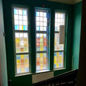 Fenster im  nördlichen Treppenhaus mit ursprünglicher Farbverglasung © 2022 SBL Neubrandenburg