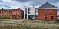 Blick auf das Gebäudeensemble: v.l.n.r. Haus 2 - das historische ehemalige Gefängnisgebäude im rückwärtigen Bereich  der Neubau und Haus 1 © 2022 SBL Neubrandenburg