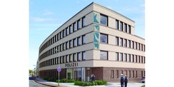 SOLIS  - Wettbewerbsbeitrag der Künstlerin Susanne Gabler - eine Gestaltung von Teilen der Westfassade mit 2-schichtigen Glaselementen mit innenliegender blauer  durchscheinender Solarfolie  welche Strom produzieren  der über LED Strips zur eigenen Fassa © 2022 Susanne Gabler