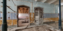 Die historische Tür soll später aufgearbeitet werden. © 2022 SBL Neubrandenburg