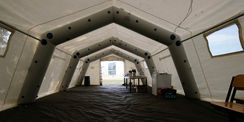 Falls das Wetter nicht mitspielt  wurde vorsorglich ein Zelt aufgebaut. © 2022 SBL Schwerin