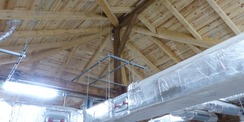 Blick in das Dachgeschoss mit neuer Dachkonstruktion und umfangreicher Installationstechnik © 2022 SBL Greifswald
