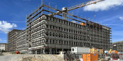 Der Rohbau des Erweiterungsbaus Haus 4 wird im September 2022 und damit zwei Monate früher als geplant fertiggestellt. © 2022 SBL Neubrandenburg