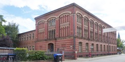 Blick von Nordwesten auf die Alte Universitätsbibliothek - Haupteingang an der Nordseite und Lesesaalanbau an der Ostseite © 2022 SBL Greifswald