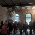Auch beim Schloss Wiligrad hörten die Besucher interessiert den Vorträgen zu. © 2022 SBL Schwerin
