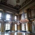 Goldener Saal mit Klavier und Kristalllüstern © 2022 SBL Schwerin