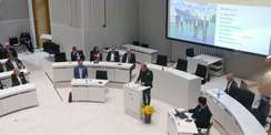 Rednerpult im Plenarsaal des Schweriner Schlosses  Prof. Joedicke spricht zum Auditorium © 2022 SBL Rostock
