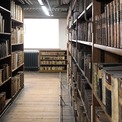 Blick in den Magazinbereich: hier werden mehr als 273.000 Exemplare von historischem und regionalgeschichtlichem Wert verwahrt - vor allem Spezialsammlungen wie die Pomeranica  das Alte Buch und Handschriften  aber auch Schriften zur Kirchenmusik und Musi © 2022 Finanzministerium M-V