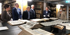 Rundgang durch den Magazinbereich der Alten Universitätsbibliothek: Ivo Asmus  Fachreferent Alte Universitätsbibliothek (5.v.l.)  zeigt und erläutert u.a. der Landtagsabgeordneten Beatrix Hegenkötter  dem Finanzminister Dr. Heiko Geue und dem Leiter der A © 2022 Finanzministerium M-V