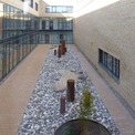Durch den direkten Anbau des orthogonalen Neubaus an das U-förmige Bestandsgebäude Forschungscluster (FC) III entstand ein repräsentativer geschlossener Innenhof © 2022 SBL Greifswald