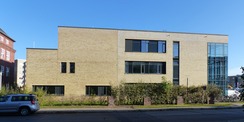Blick aus Süd-West auf den Neubau des FC IIIa (links)  der direkt an das 2012 fertiggestellte Bestandsgebäude FC III (rechts) angebaut wurde © 2022 SBL Greifswald