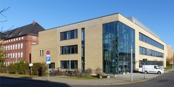 Blick auf das nun komplette Forschungsgebäude  bestehend aus FC III und FC IIIa  mit dem Hauptzugang über das  Bestandsgebäude FC III © 2022 SBL Greifswald