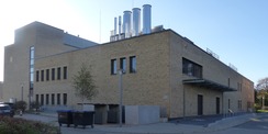 Blick von Norden auf die Rückseite des Forschungsgebäudes mit Laderampe zur Ver- und Entsorgung FC IIIa (rechts) © 2022 SBL Greifswald