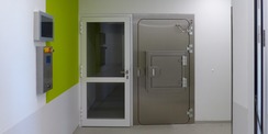 Tür der Desinfektionsschleuse im Erdgeschoss © 2022 SBL Greifswald