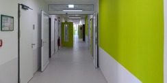 Flur im Erdgeschoss - Wände und Türen der Flure sind  in heller freundlicher Farbgebung gestaltet © 2022 SBL Greifswald