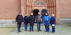 v.l.n.r. Herr Steinbach (SBL)  Frau Greb-Krüger (SBL)  Herr Wiebeck (Kantor)  Herr Warmsiedler (Glockensachverständiger)  Herr Griwahn (ausführendes Gewerk) und Frau Groth (SBL) © 2023 SBL Schwerin