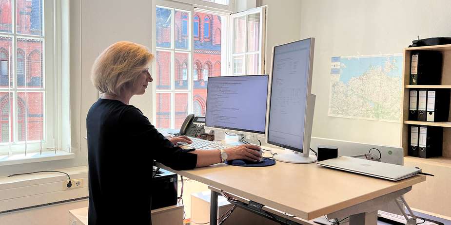 Im Büro: Sachbearbeiterin im Finanzministerium am Arbeitsplatz © 2023 Christian Hoffmann (sbl-mv / Finanzministerium MV) Im Büro: Sachbearbeiterin im Finanzministerium am Arbeitsplatz © 2023 Christian Hoffmann (sbl-mv / Finanzministerium MV)
