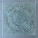 Bronzetafel im Boden des Eingangsbereiches mit dem Kernsatz der 4-teiligen Kunst am Bau-Installation des Künstlers Rainer Fest © 2023 SBL Greifswald