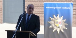 Carsten Schmarsow, stellvertretender Leiter des Kriminalkommissariats Stralsund, bei seinem Grußwort © 2023 SBL Greifswald