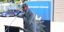 Stephan Aufdermauer, Leiter SBL Greifswald, präsentiert den symbolischen Übergabeschlüssel © 2023 SBL Greifswald