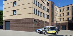 Blick auf die Rückseite des Polizeineubaus mit Hofbereich © 2023 SBL Greifswald