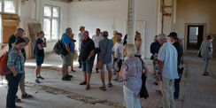 Besucher werden durch die Räume geführt © 2024 SBL Schwerin