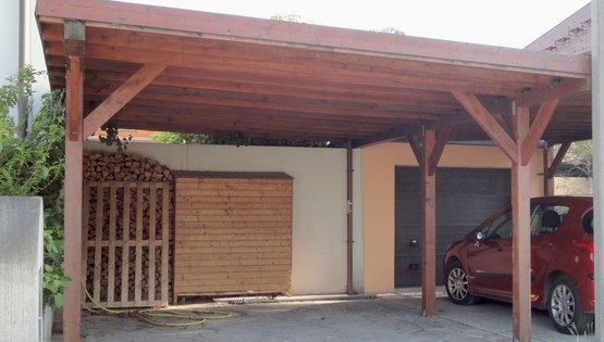 Carport Platz Fur Gerateschuppen Fahrradstander Oder Holzlager Lagerhaus Thermenland