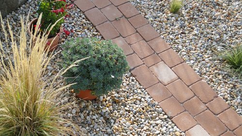 Gartenwege Aus Naturstein Betonstein Kies Oder Rindenmulch