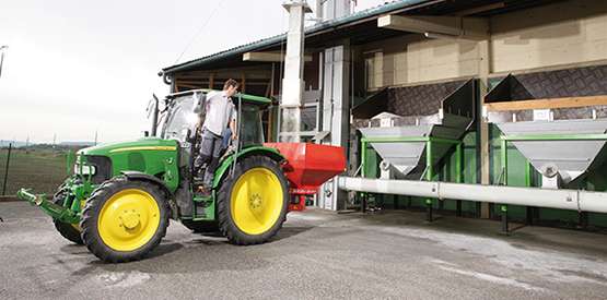 John Deere Traktor bei Düngerabfüllanlage John Deere Traktor bei Düngerabfüllanlage