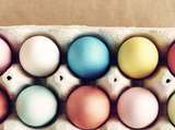 Eier mit Naturfarben färben.