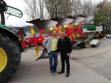 Franz Tappauf Wir gratulieren Herrn Franz Tappauf aus Erbersdorf zum Kauf seines neuen Pöttinger Servo 35 Plus Pflug. Technikverkäufer Dietmar Fleischhacker übergab den neuen 4Schar Pflug im Techik Zentrum Gleisdorf Süd. Wir sagen recht herzlichen Dank für das Vertrauen in uns und unsere Produkte! © Archiv