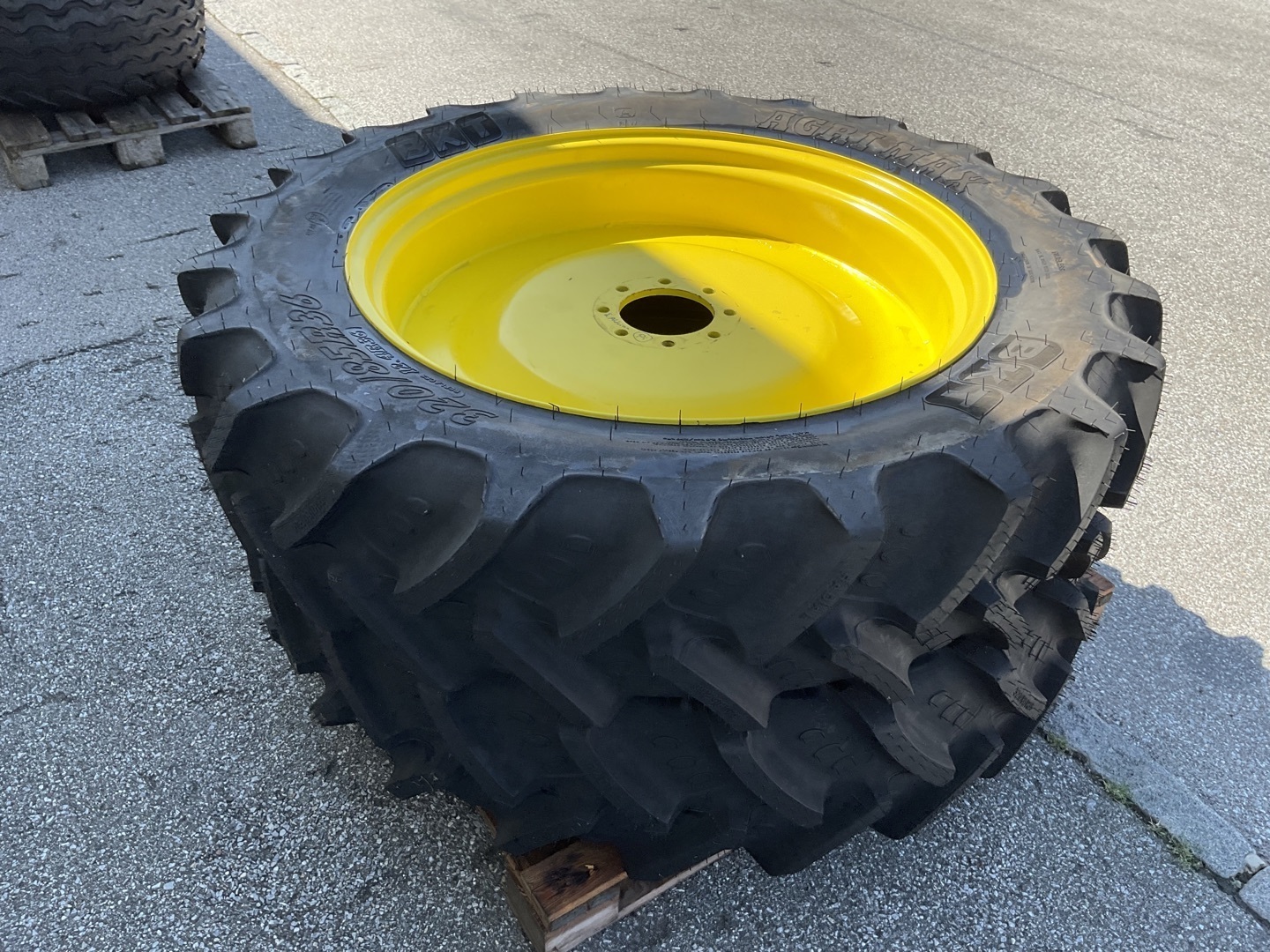 BKT 320/85R36 6928189413317891 © GM Bilder