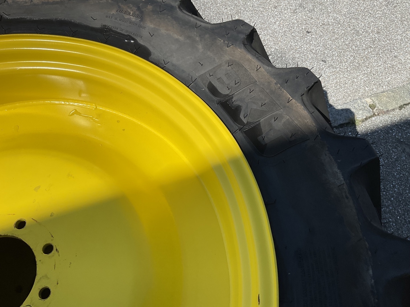 BKT 320/85R36 6928189413317892 © GM Bilder