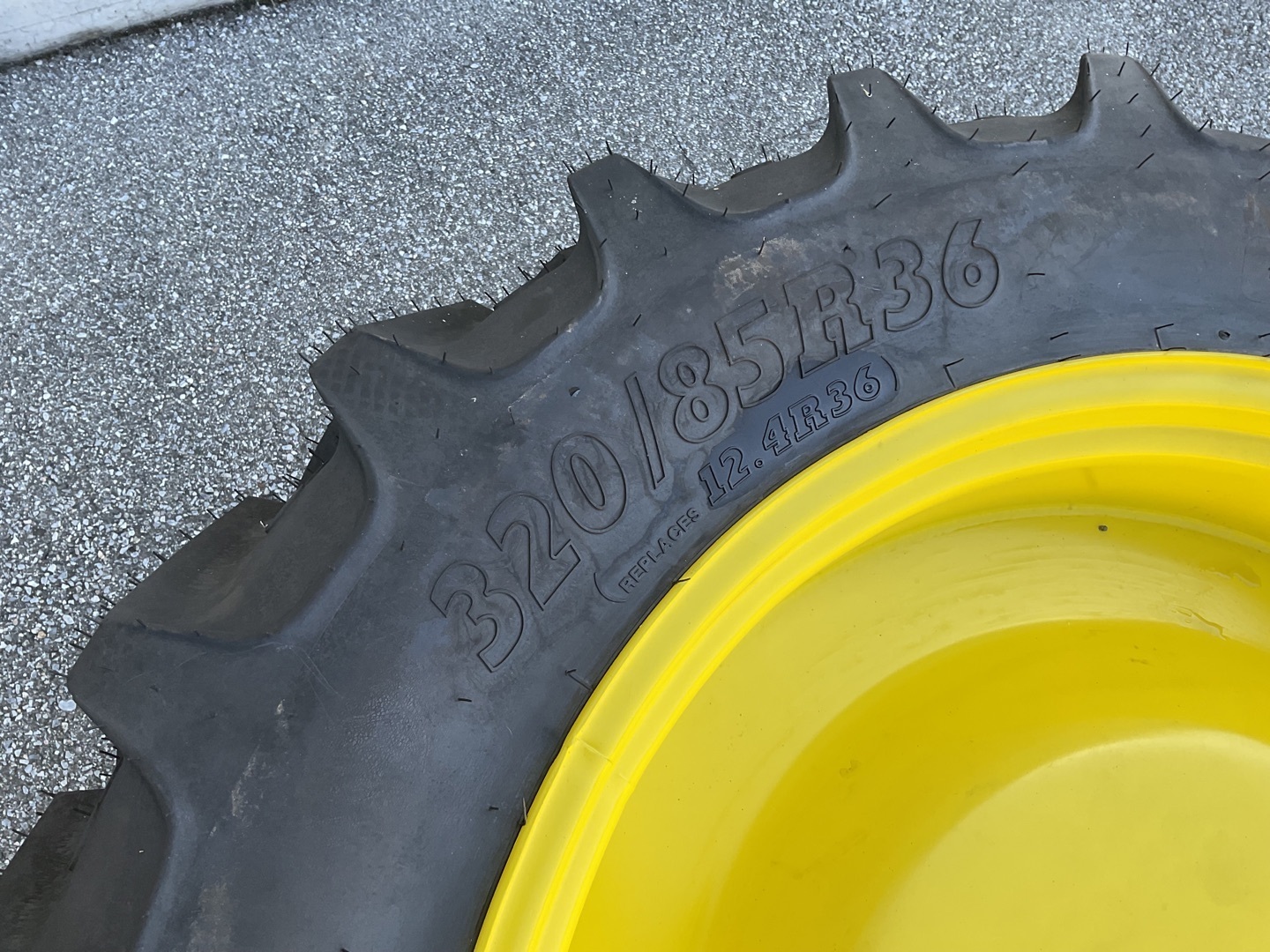 BKT 320/85R36 6928189413317895 © GM Bilder