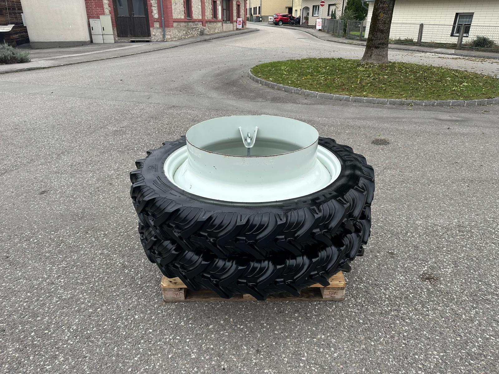 Taurus Zwillingsräder 270/95R44 6840988025320 © GM Bilder