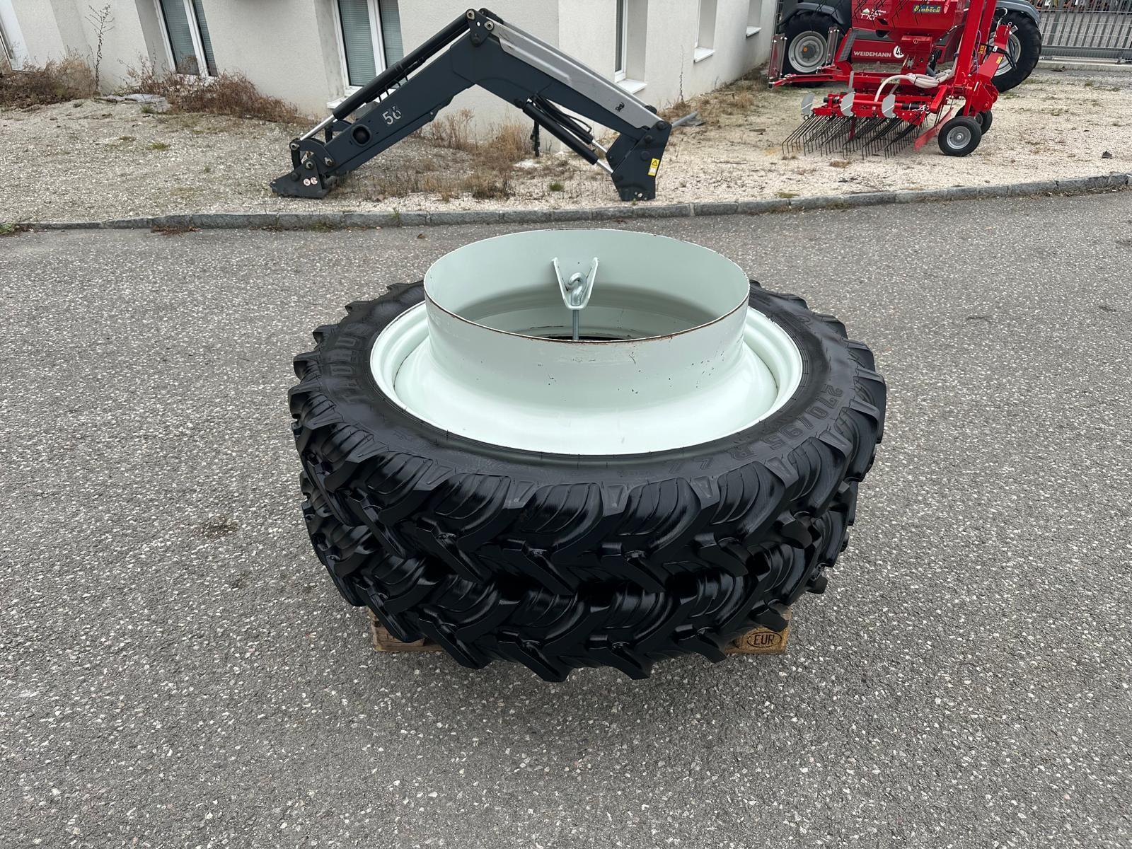 Taurus Zwillingsräder 270/95R44 6840988025324 © GM Bilder