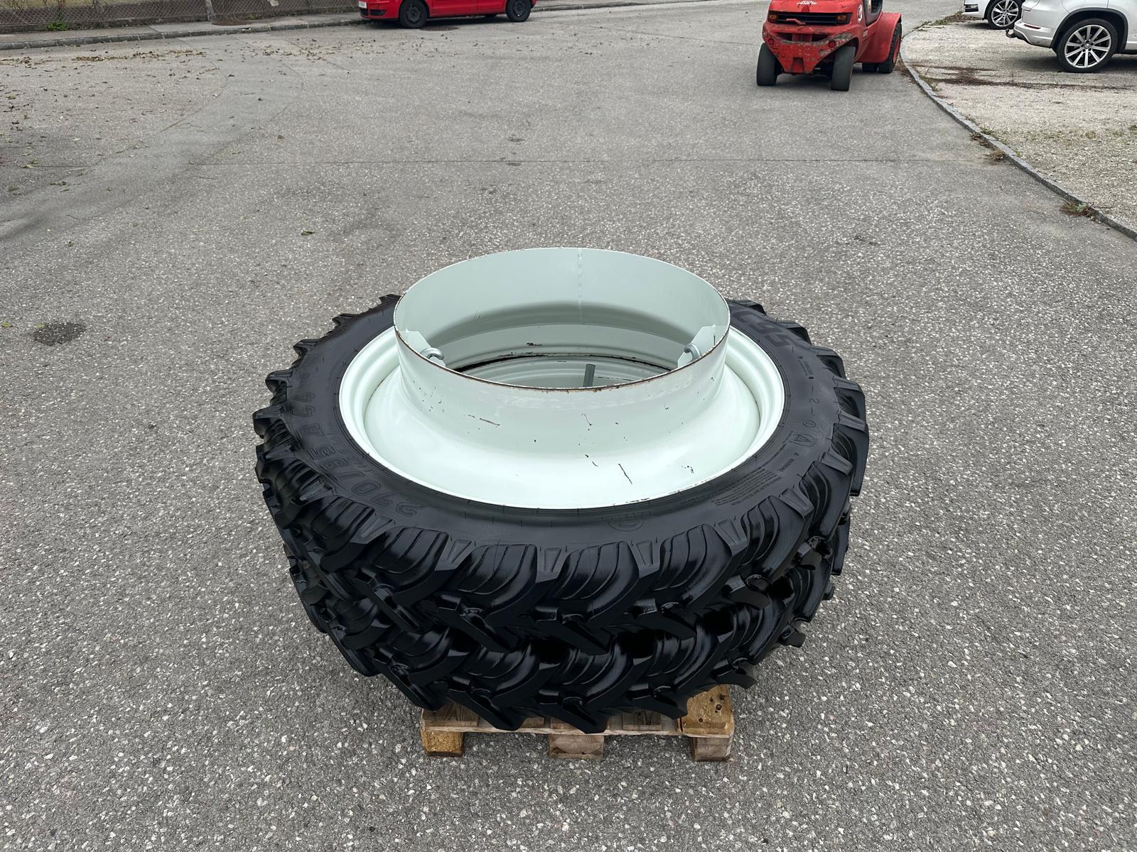 Taurus Zwillingsräder 270/95R44 6840988025326 © GM Bilder