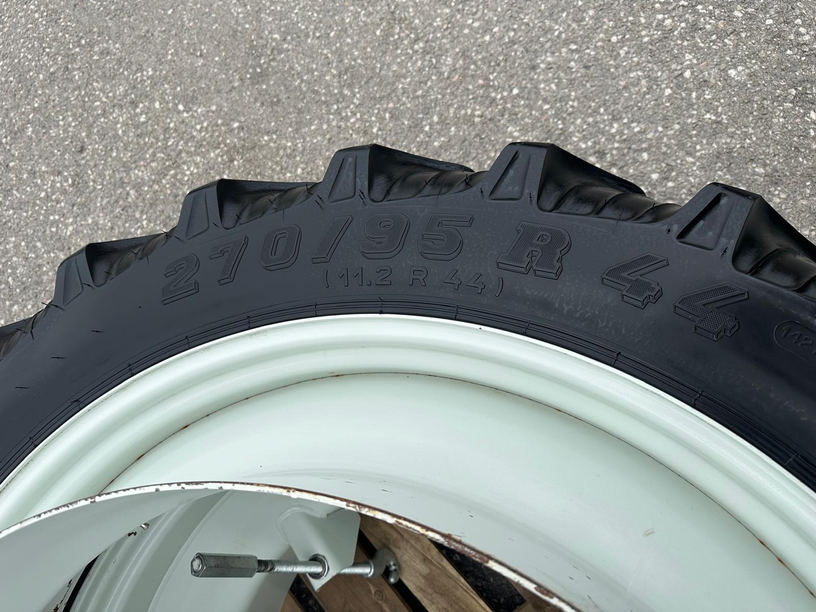 Taurus Zwillingsräder 270/95R44 6840988025327 © GM Bilder