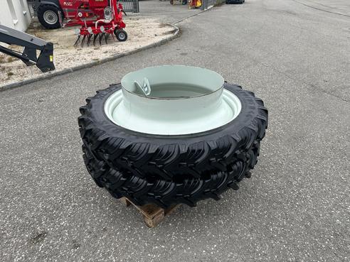 Taurus Zwillingsräder 270/95R44 6840988025328 © GM Bilder