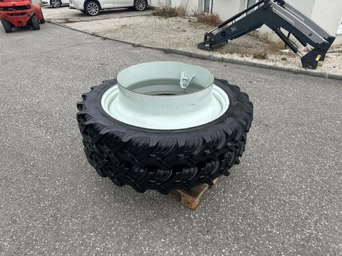 Taurus Zwillingsräder 270/95R44 6840988025329 © GM Bilder