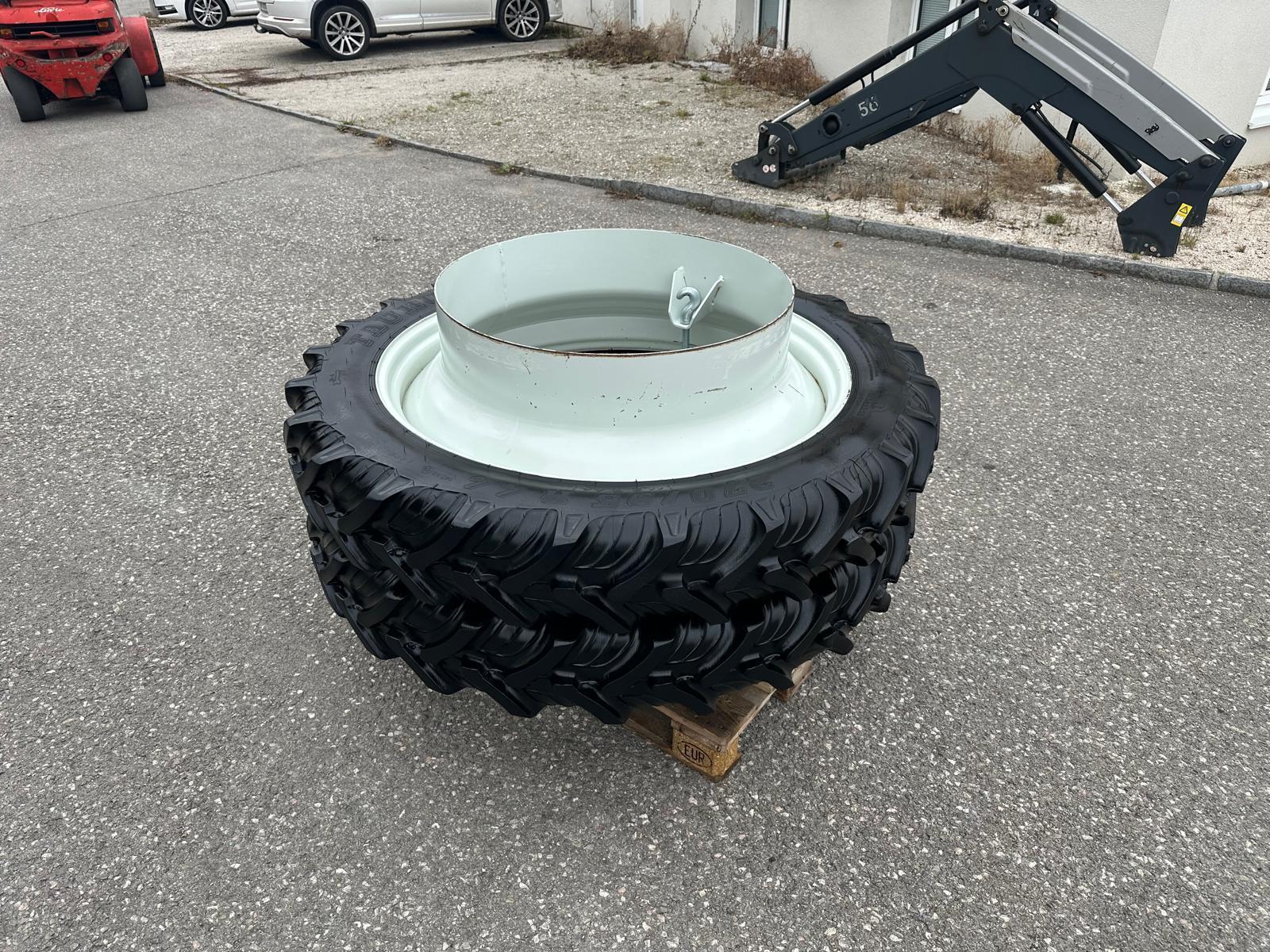 Taurus Zwillingsräder 270/95R44 6840988025329 © GM Bilder