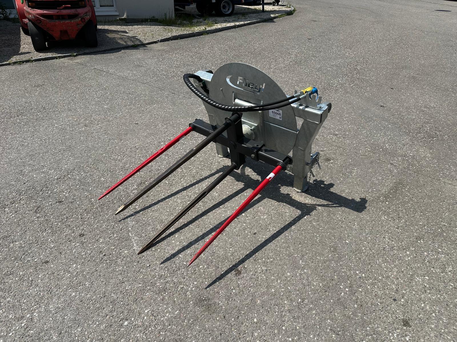 Fliegl Rundballenabwickler / Ballenabroller 6851573506489479121 © GM Bilder
