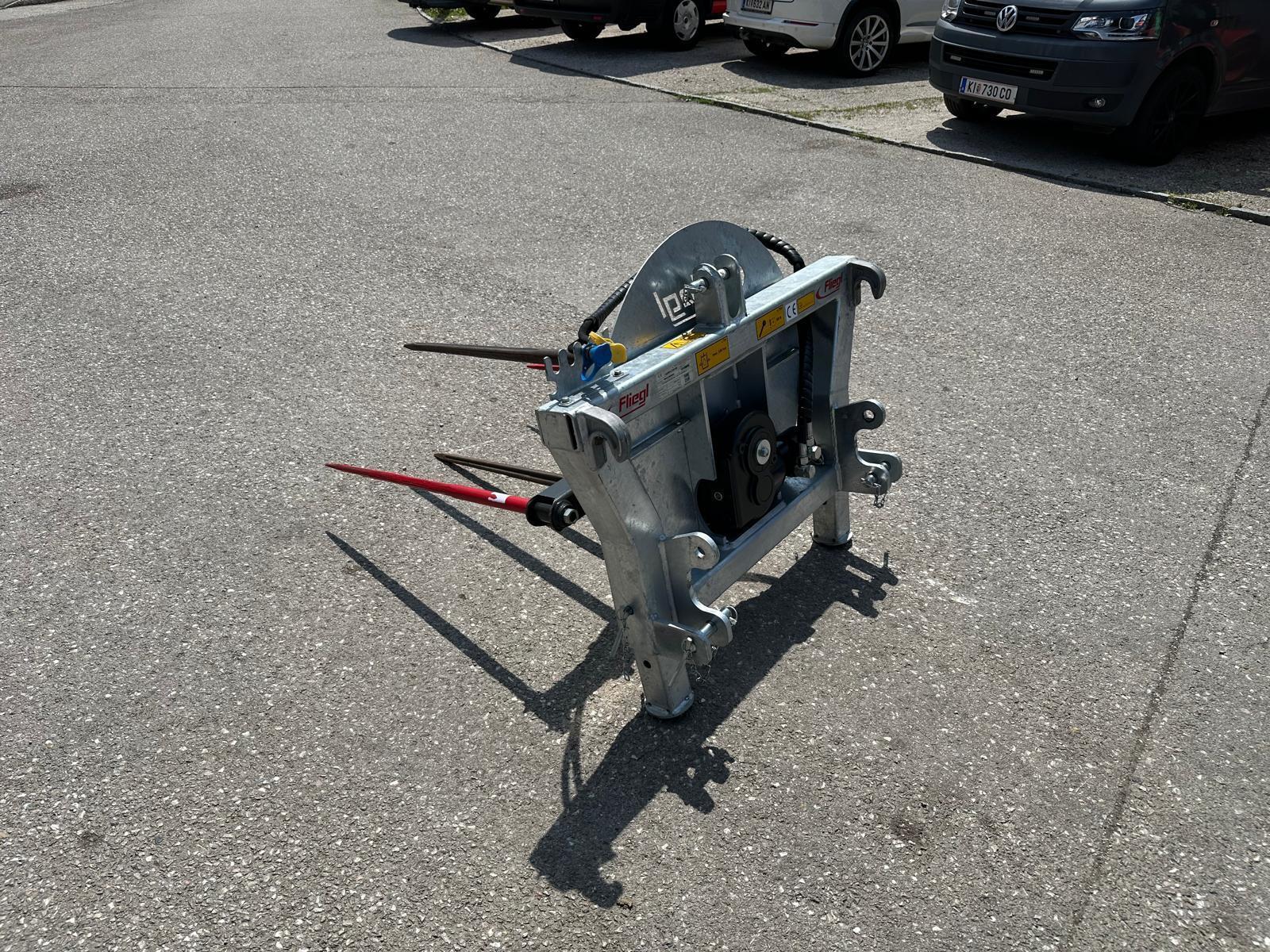 Fliegl Rundballenabwickler / Ballenabroller 6851573506489479123 © GM Bilder