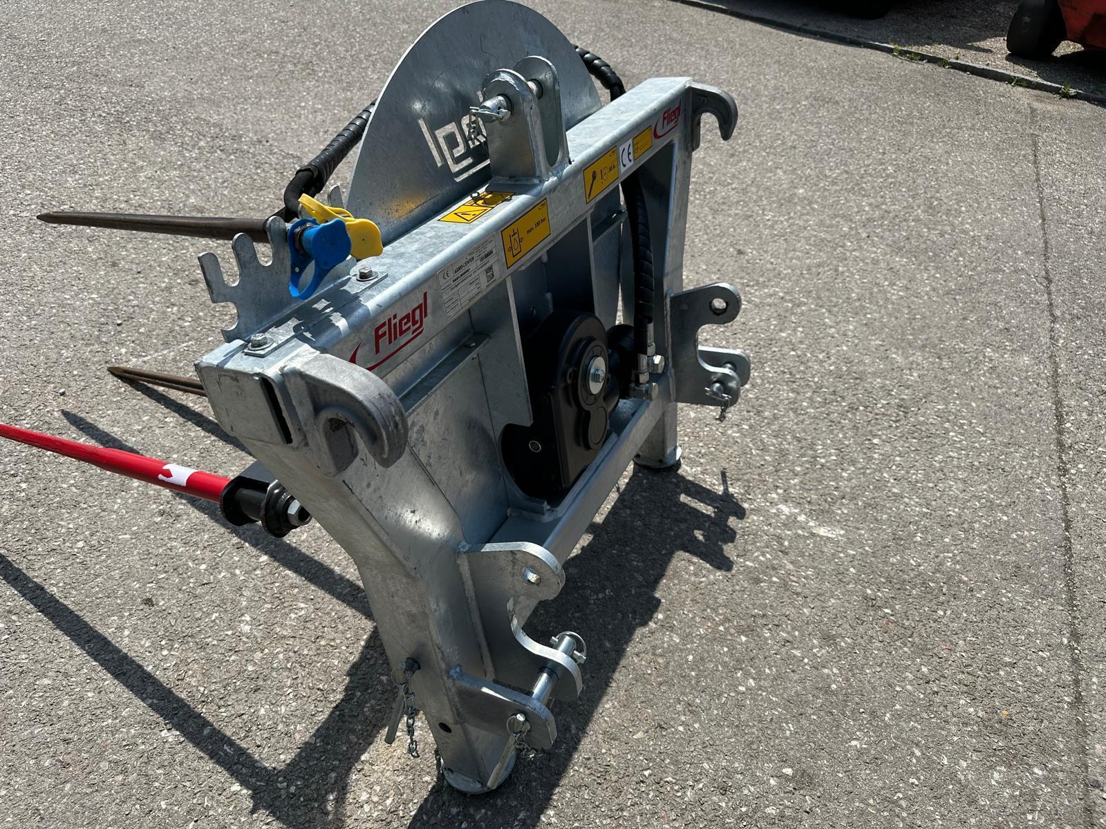 Fliegl Rundballenabwickler / Ballenabroller 6851573506489479128 © GM Bilder