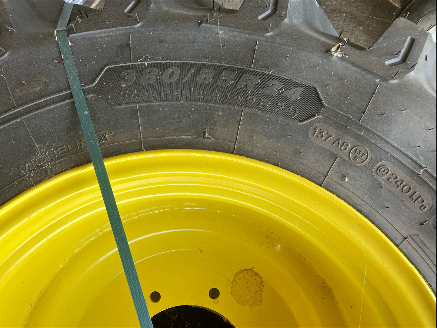 Trinker John Deere/Michelin Agribib 2 380/85R24 66081457281510 © GM Bilder