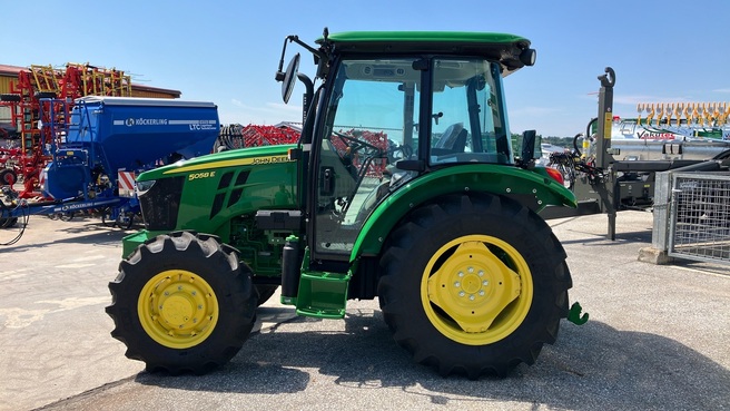 John Deere 5058E 664342256226888 © GM Bilder